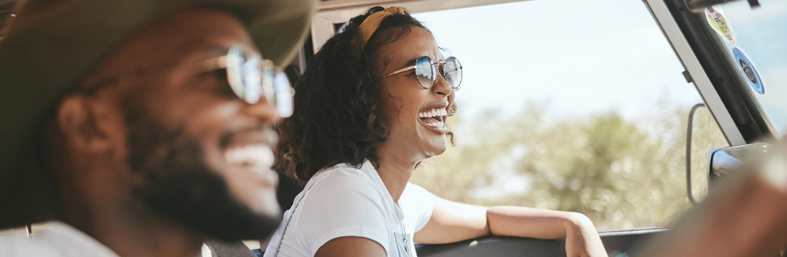 couple-laughing-in-car-1600x522.webp