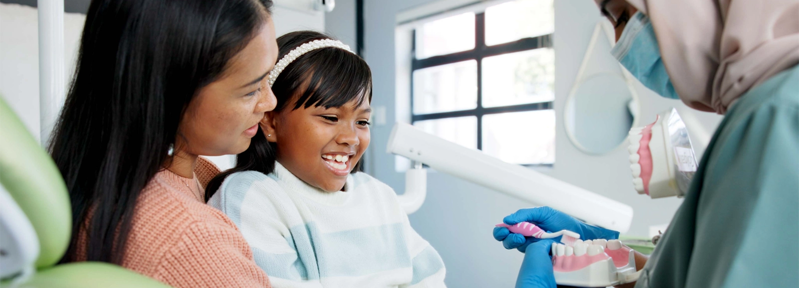 mother-and-daughter-at-the-dentist-1600x578.webp