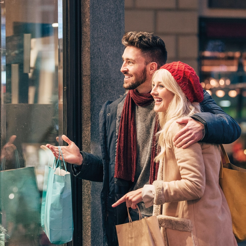 couple-window-shopping-800x800.webp